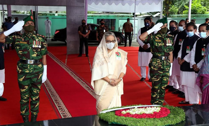 বঙ্গবন্ধুর প্রতিকৃতিতে প্রধানমন্ত্রীর শ্রদ্ধা নিবেদন