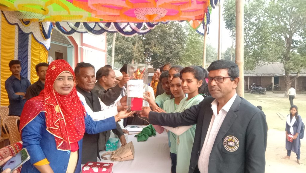 ছাত্রীদের স্কুলে ফিরে আনতে ফুটবল খেলা