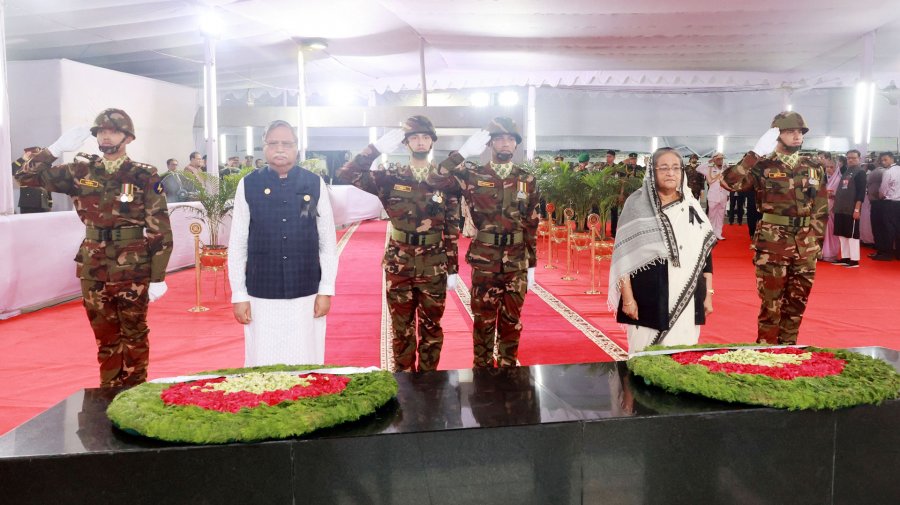 বঙ্গবন্ধুর প্রতিকৃতিতে রাষ্ট্রপতি-প্রধানমন্ত্রীর শ্রদ্ধা
