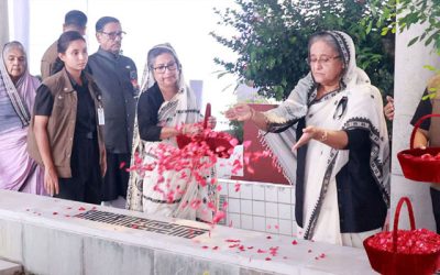 বনানীতে নিহত স্বজনদের প্রতি প্রধানমন্ত্রীর শ্রদ্ধা