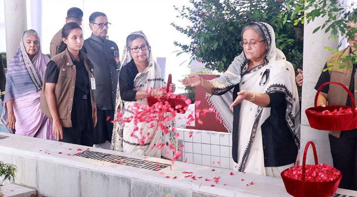 বনানীতে নিহত স্বজনদের প্রতি প্রধানমন্ত্রীর শ্রদ্ধা