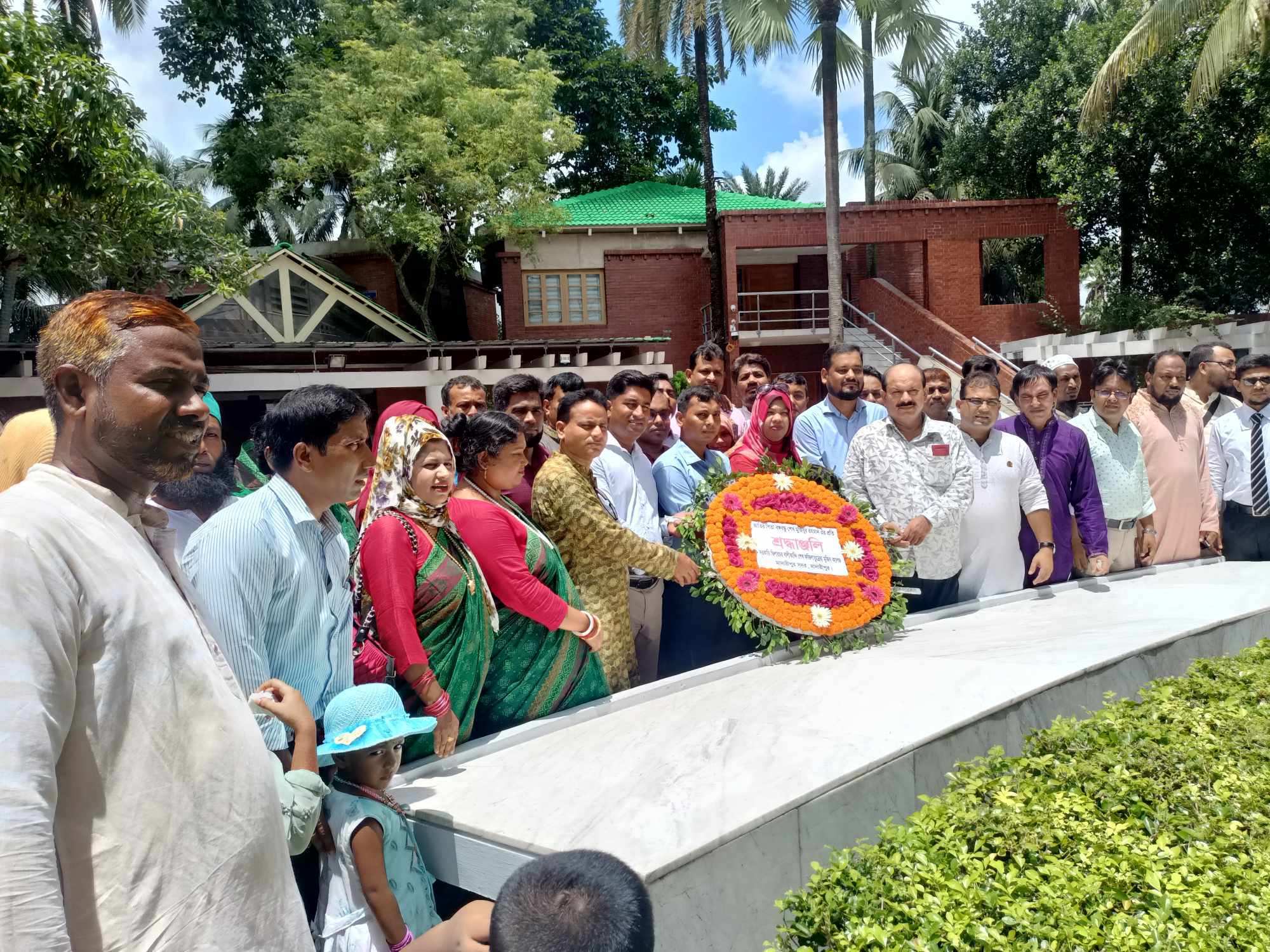 বঙ্গবন্ধুর সমাধিতে শ্রদ্ধা সরকারিকৃত ছিলারচর বালীকান্দি শেখ ফজিলাতুন্নেসা মুজিব কলেজের
