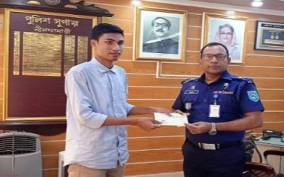 নীলফামারীতে গরিব মেধাবী ছাত্রের ভর্তির অর্থ দিলেন পুলিশ সুপার