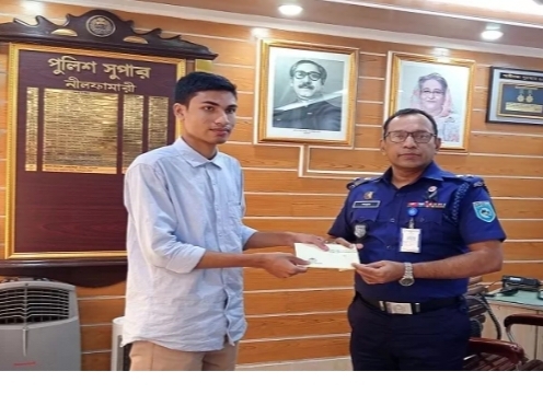 নীলফামারীতে গরিব মেধাবী ছাত্রের ভর্তির অর্থ দিলেন পুলিশ সুপার