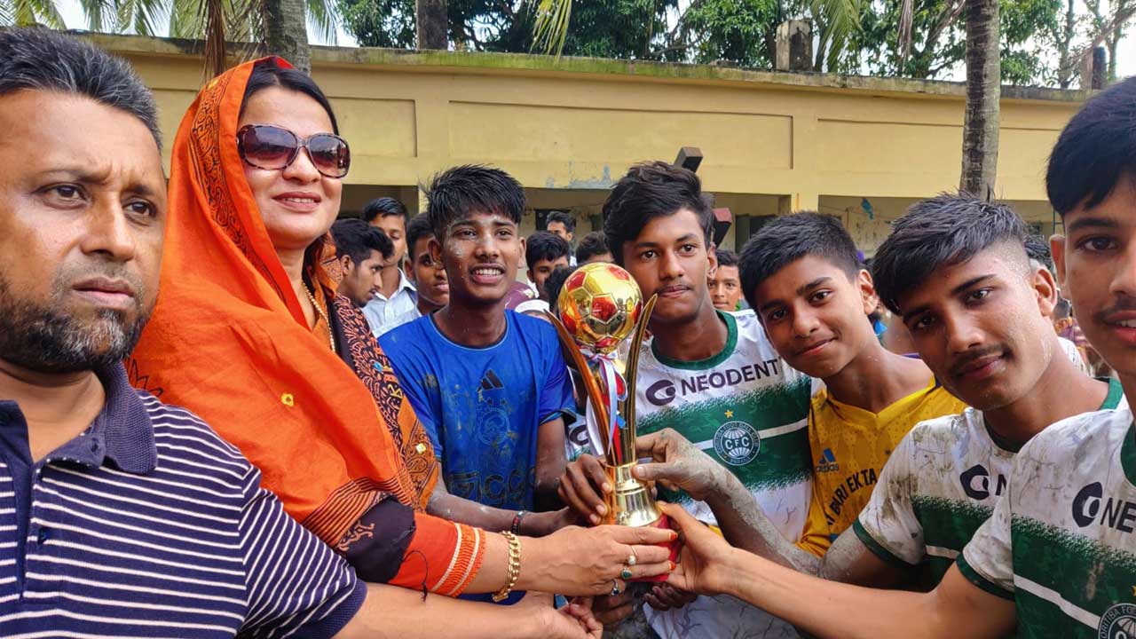 বিবিরহাট রশিদিয়া উচ্চ বিদ্যালয় ৩-১ গোলে চ্যাম্পিয়ন