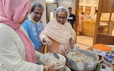 নিজ হাতে ইলিশ পোলাও রান্না করলেন প্রধানমন্ত্রী