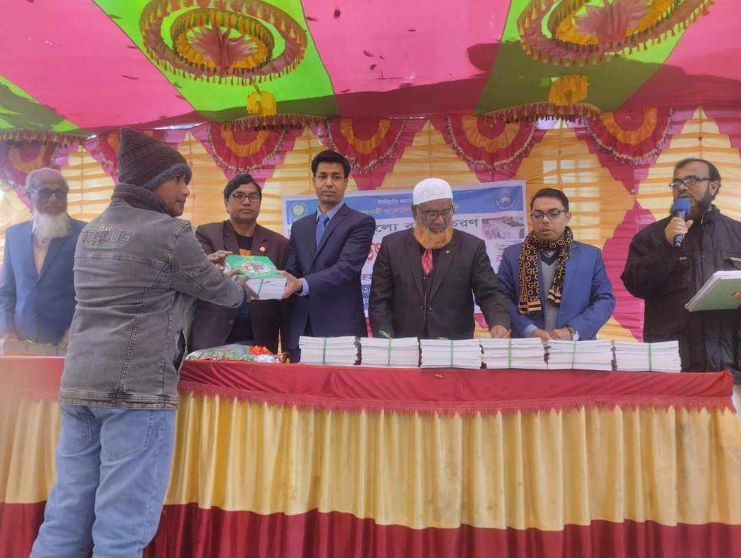 ঘোড়াঘাটে উৎসব মুখর পরিবেশে বই বিতরণ
